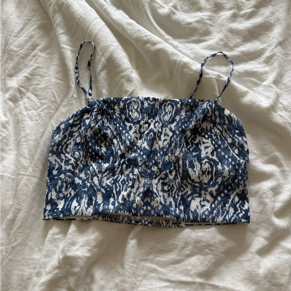 Abercrombie & Fitch Blue and White Women's Top, size M (NWT!) ✨